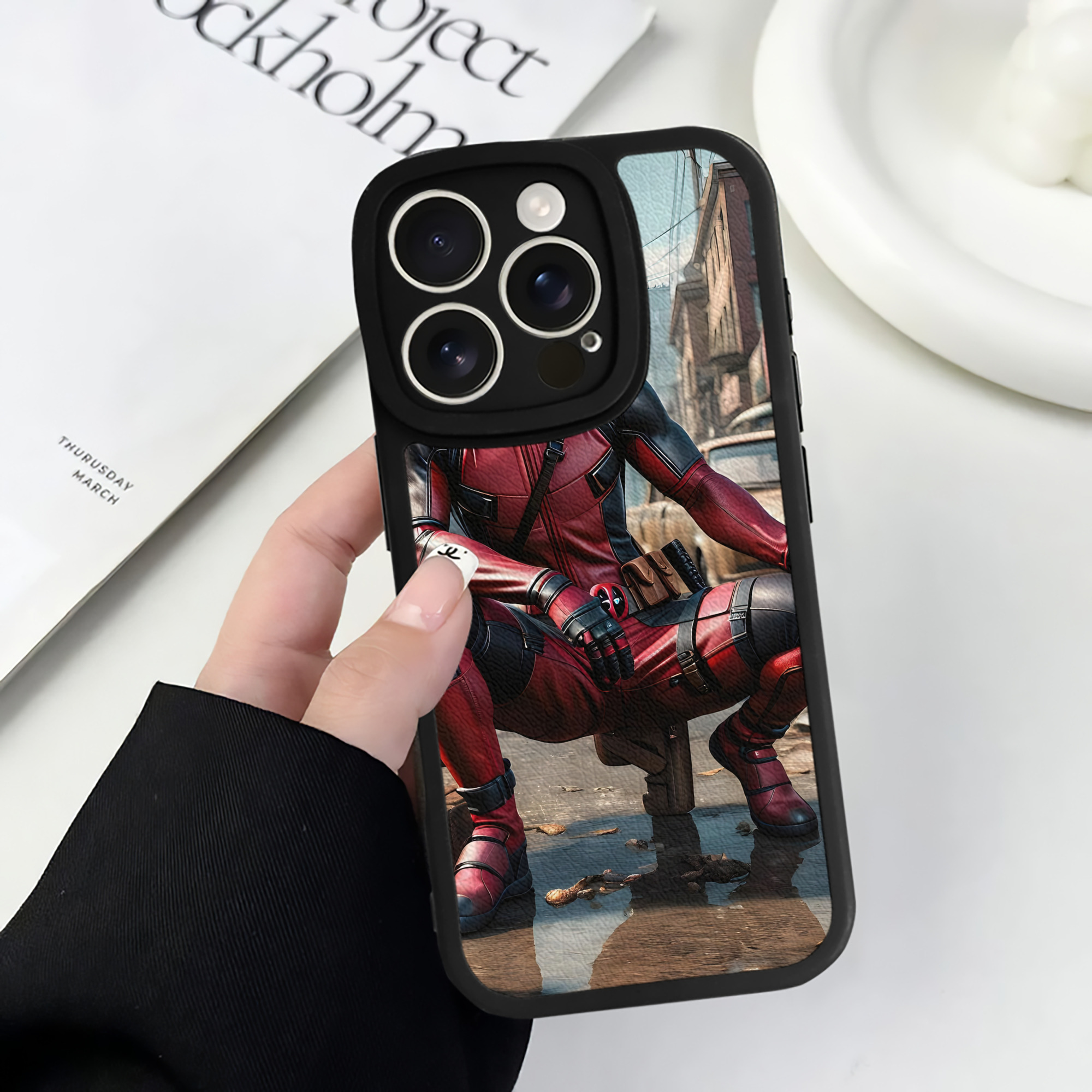 （画像用） Deadpool デッドプール 【iPhone 16シリーズ対応】シリコンスマホケース（レザー調） 材質：シリコン